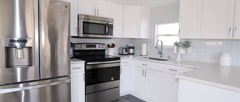 Kühlschrank, Mikrowelle, Ofen, Herdplatte