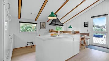 Køleskab, kogeplade, opvaskemaskine, kaffe-/temaskine