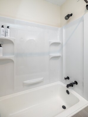 Combined shower/tub, hair dryer, towels, soap - Single level, close to airport, WiFi, pet friendly (Cleveland)