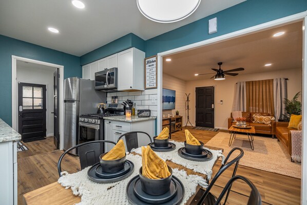 冷蔵庫、電子レンジ、オーブン、コンロ