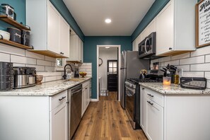 冷蔵庫、電子レンジ、オーブン、コンロ