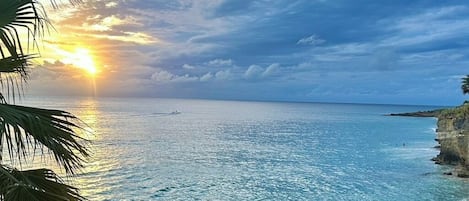 在海滩、沙滩椅、沙滩毛巾
