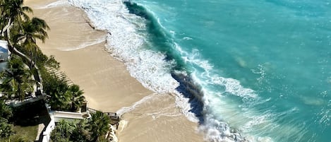 Plage, chaises longues, serviettes de plage