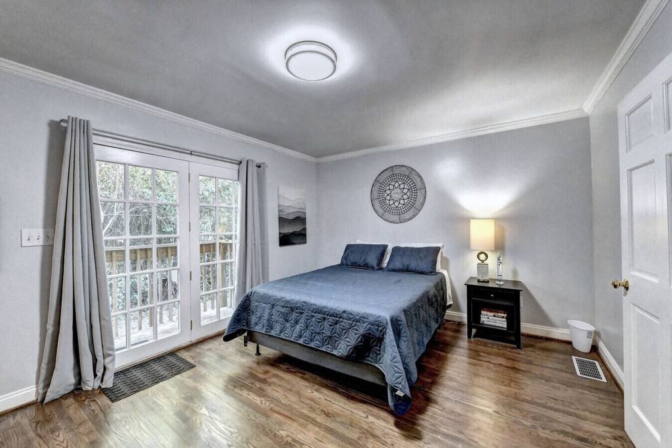 4 bedrooms, desk, iron/ironing board, travel crib