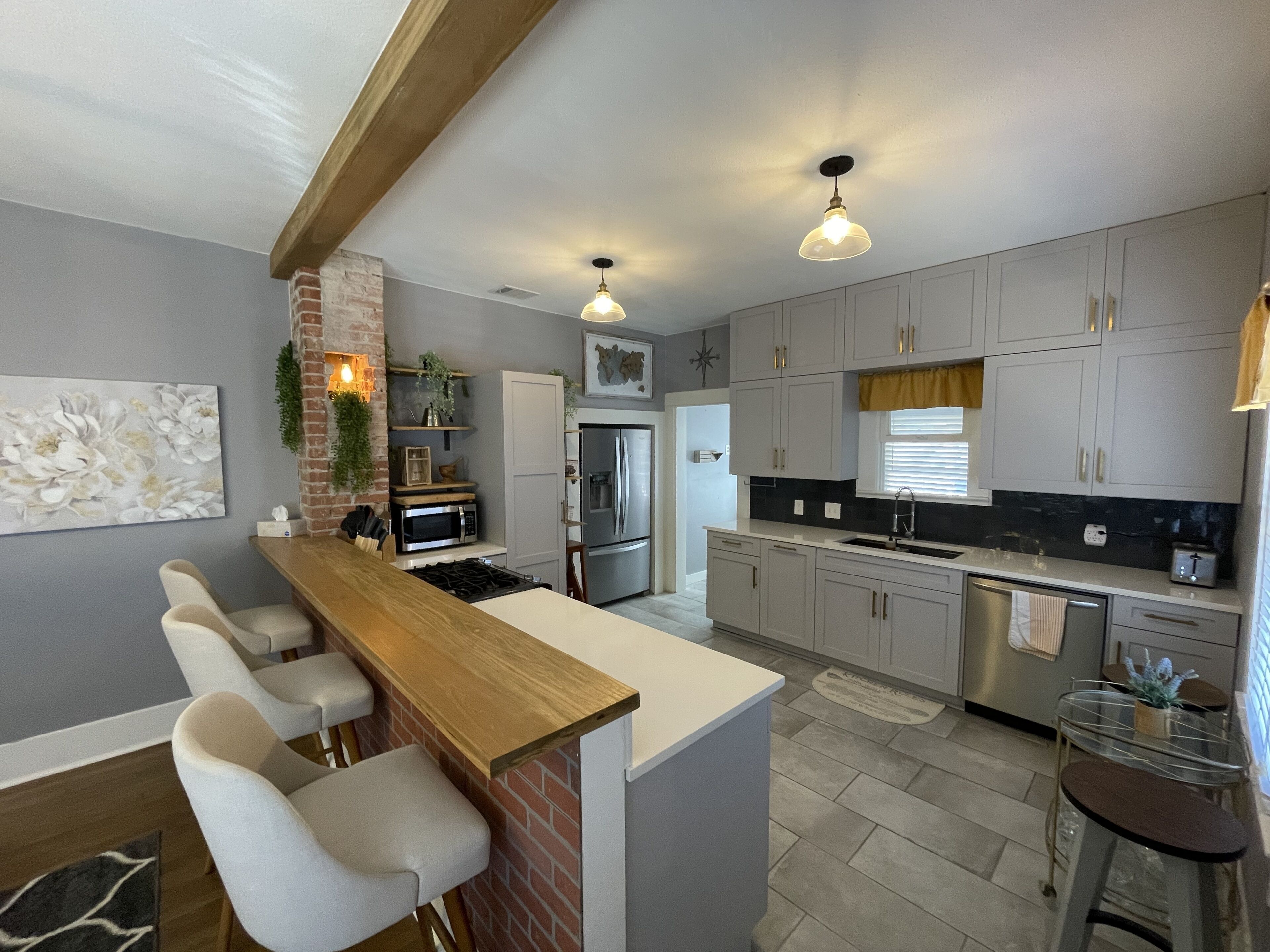 Historic Alta Vista Home-2bd 2ba + Office