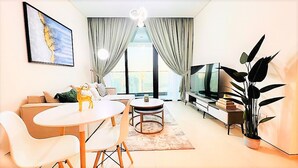 อพาร์ทเมนท์ (1 Bedroom) | ห้องนั่งเล่น | ทีวีจอพลาสมา 1 ซม. พร้อมช่องดาวเทียม, ทีวี