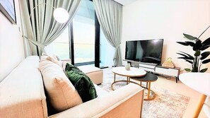 Apartment (1 Bedroom) | Wohnzimmer | 1-cm-Plasmafernseher mit Satellitenempfang, Fernseher