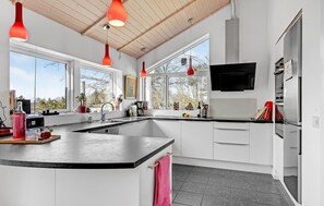 Køleskab, kogeplade, opvaskemaskine, kaffe-/temaskine