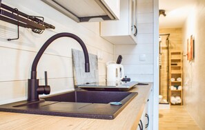 Réfrigérateur, surface de cuisson, cafetière-théière