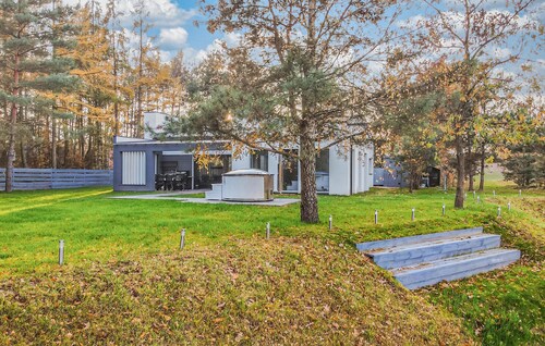 Beautiful home in Niwy Ostroleckie with WiFi