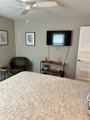 1 dormitorio, tabla de planchar con plancha, wifi y ropa de cama