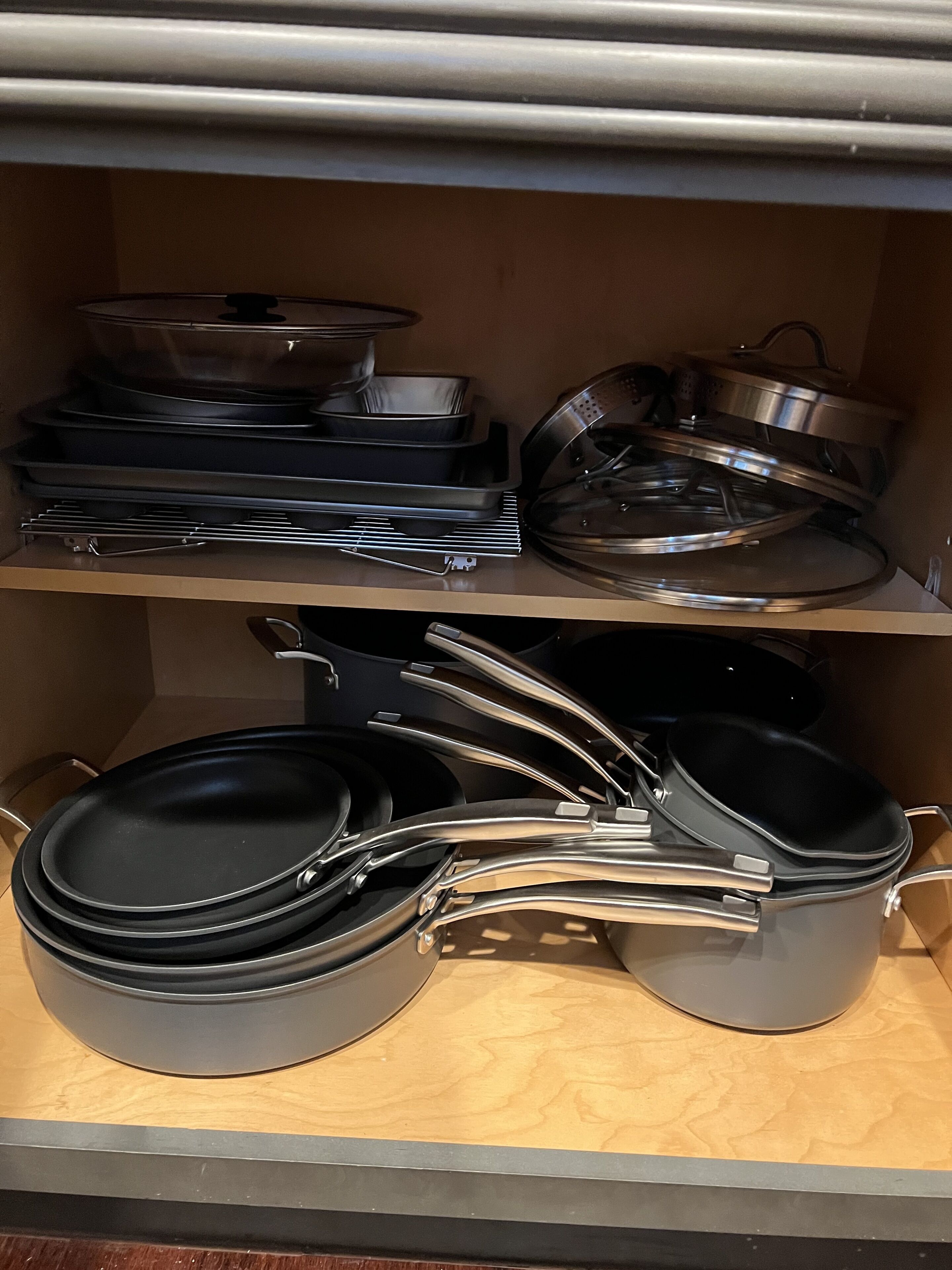 Un armario de cocina con utensilios de cocina.