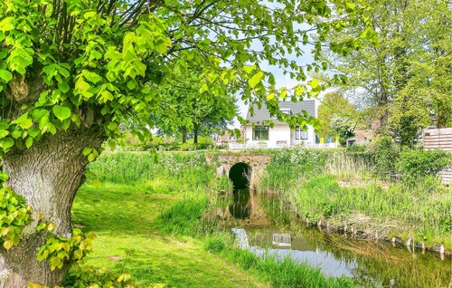 Awesome home in De Heen with WiFi