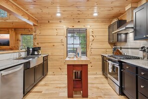 冰箱、微波炉、烤箱、炉灶