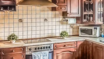 Fridge, stovetop, coffee/tea maker