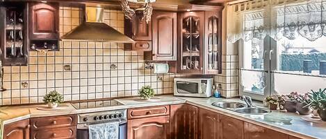 Kühlschrank, Herdplatte, Wasserkocher mit Kaffee-/Teezubehör