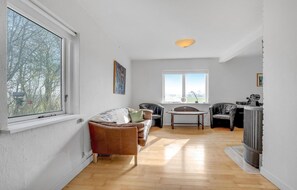 Smart TV, fireplace, stereo