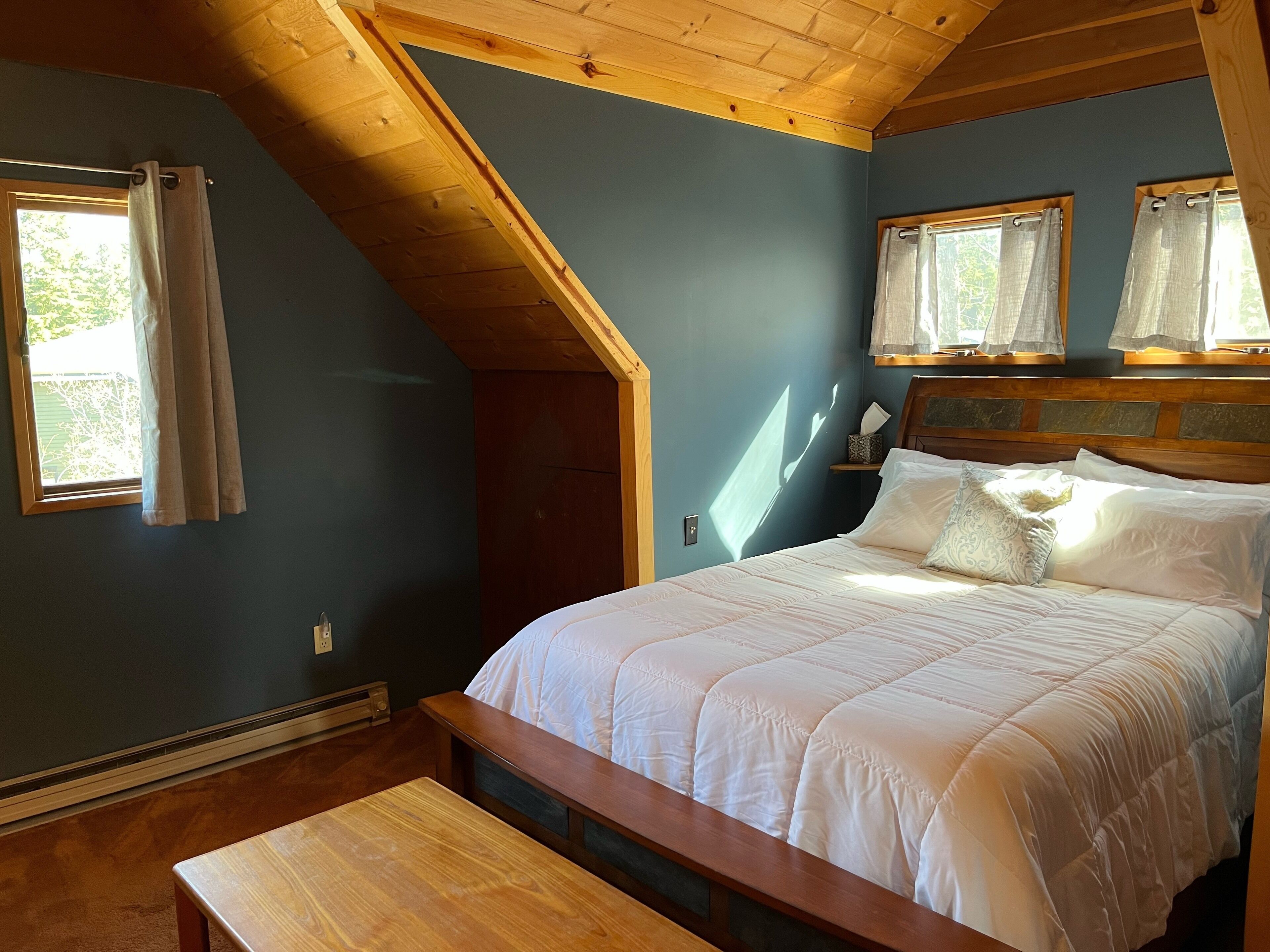 2 chambres, coffres-forts dans les chambres, fer et planche à repasser