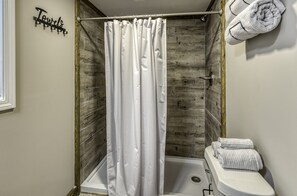 Combined shower/bathtub, hair dryer, towels, toilet paper - Lake, Fun, BBQ & Family. Charming & Cozy HOME! (Morganton)