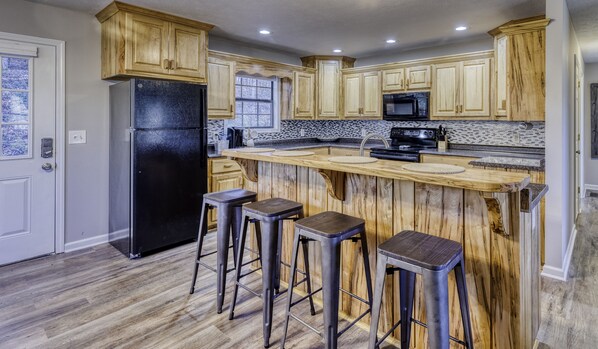 Réfrigérateur, four à micro-ondes, un four, surface de cuisson