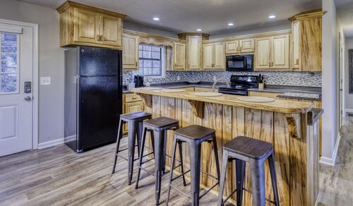 LAKE! LAKE!! LAKE!!! Seconds to the Lake. Hot Tub…