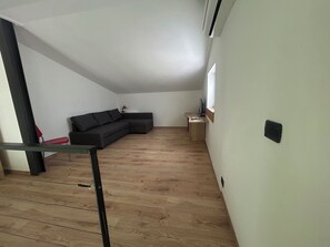 Living area - Ideal for 2 adults and 2 children with lake view and private parking space (Malcesine)