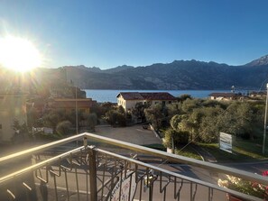 Property grounds - Ideal for 2 adults and 2 children with lake view and private parking space (Malcesine)