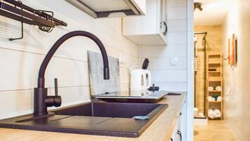 Refrigerador, placa de cocina, cafetera/tetera