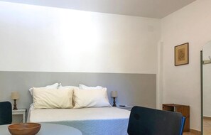 5 bedrooms, travel cot, free WiFi - Nice home in Macerata with WiFi (Macerata)