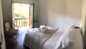 6 bedrooms, iron/ironing board, free WiFi, bed sheets