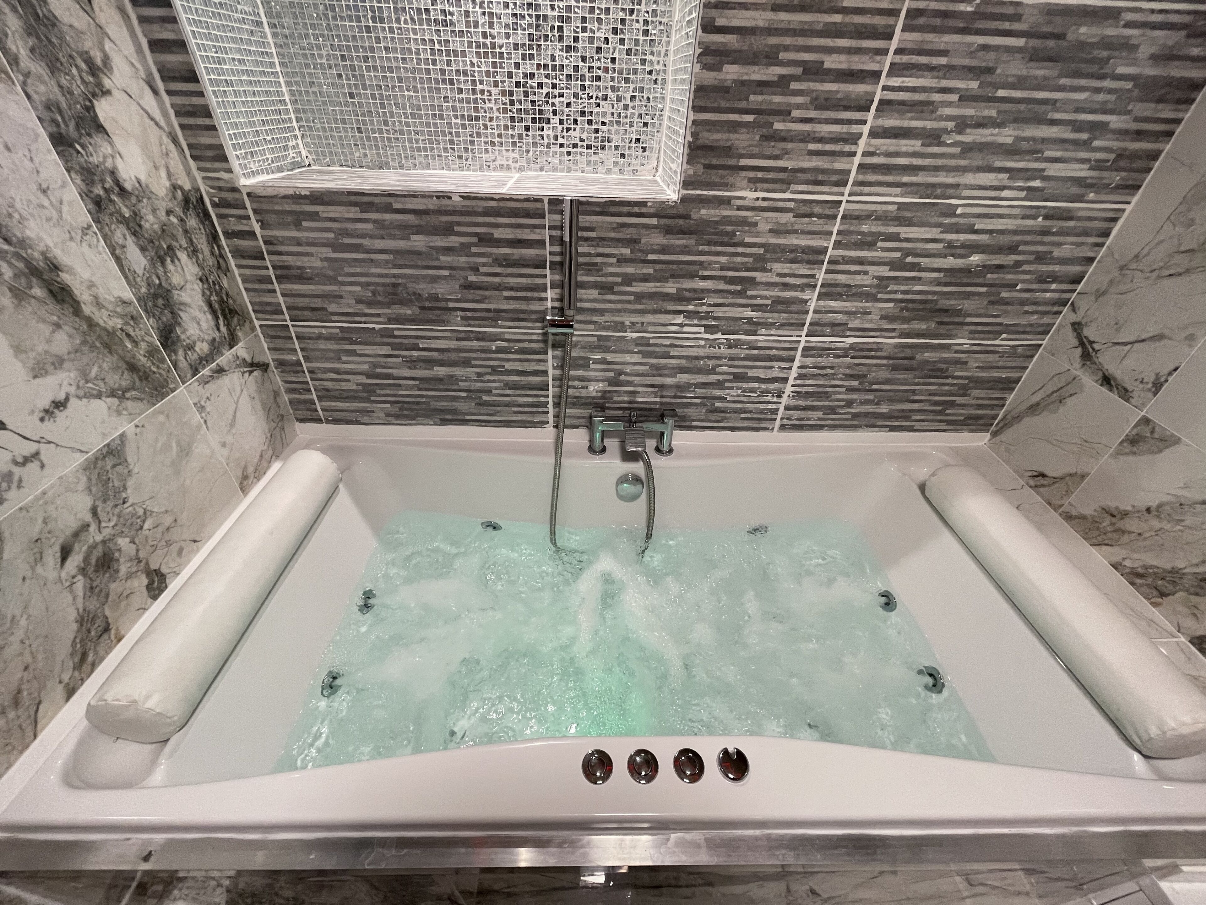 Hidden Gem Lt Properties Jacuzzi bath Super king size round bed