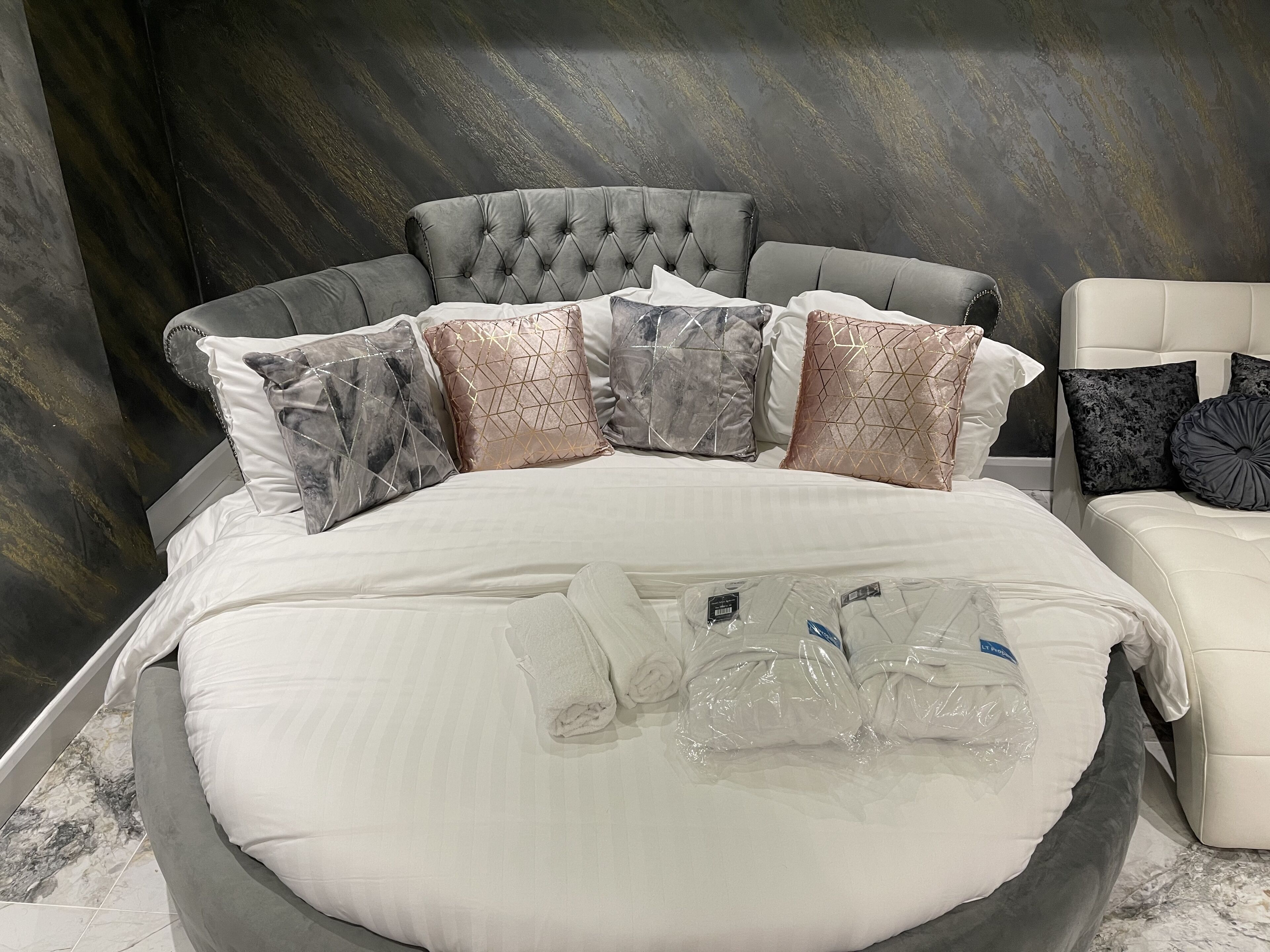 Hidden Gem Lt Properties Jacuzzi bath Super king size round bed