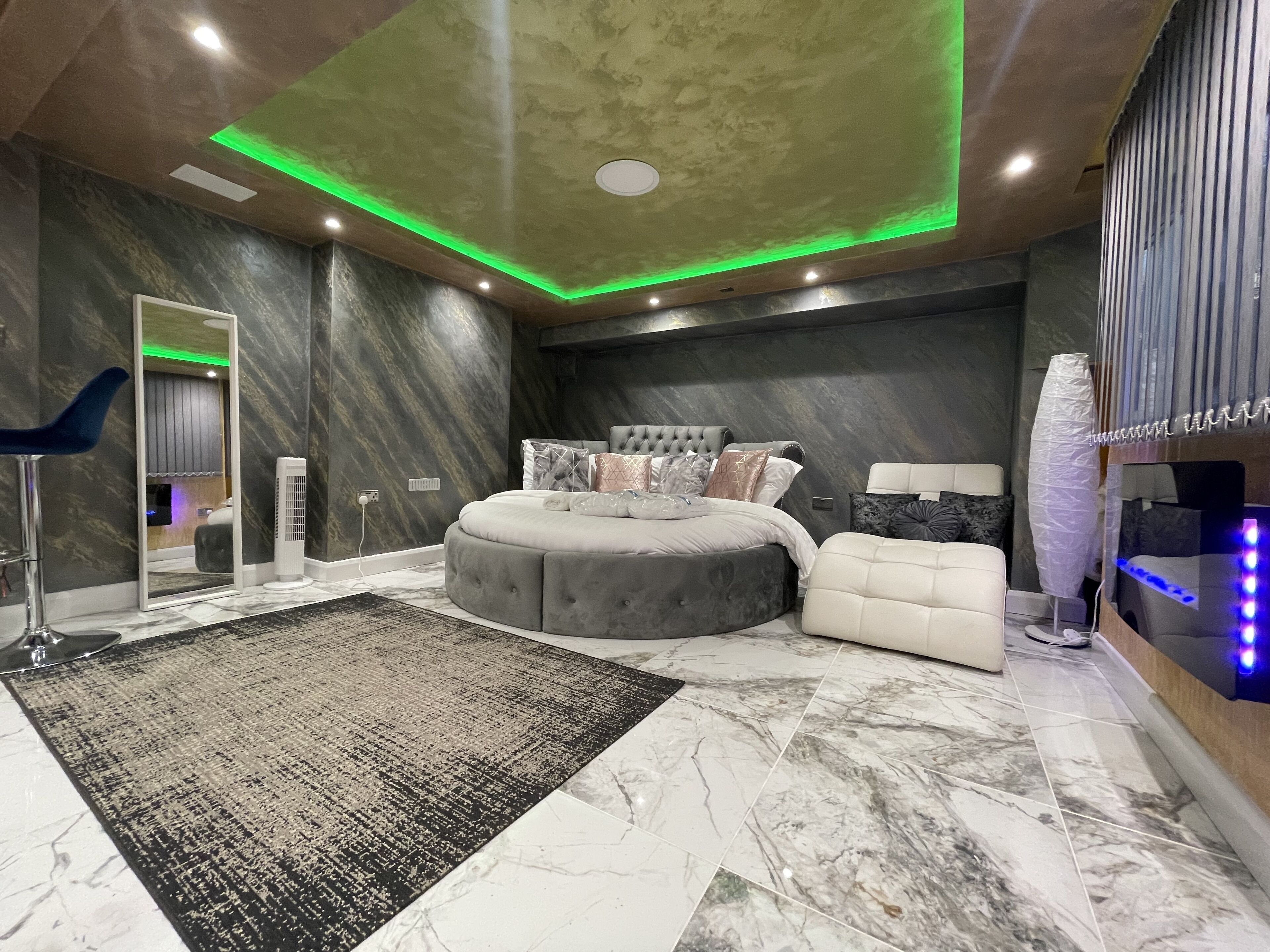 Hidden Gem Lt Properties Jacuzzi bath Super king size round bed