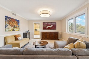 Smart-tv, een open haard, een tafeltennistafel en boeken