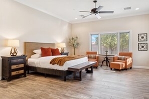 6 slaapkamers, een bureau, een strijkplank/strijkijzer, reisbedje