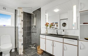 Shower - Beautiful home in Juelsminde with WiFi (Juelsminde)