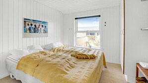A bedroom with a bed, a window, and a painting on the wall. - Beautiful home in Juelsminde with WiFi (Horsens)