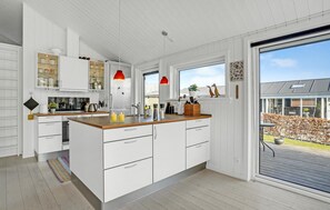 Fridge, oven, stovetop, dishwasher - Beautiful home in Juelsminde with WiFi (Juelsminde)