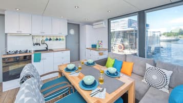 Kühlschrank, Herdplatte, Wasserkocher mit Kaffee-/Teezubehör
