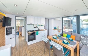 Kühlschrank, Herdplatte, Wasserkocher mit Kaffee-/Teezubehör