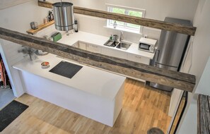 Refrigerador, horno, parrilla de estufa y cafetera y tetera 