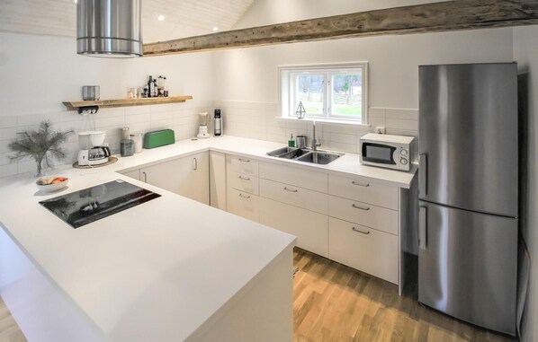 Réfrigérateur, four à micro-ondes, un four, surface de cuisson