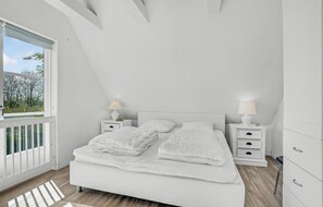 4 bedrooms, iron/ironing board, travel crib, free WiFi
