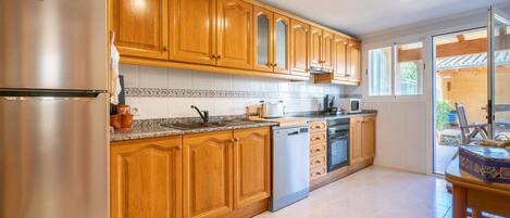 Fridge, oven, stovetop, dishwasher