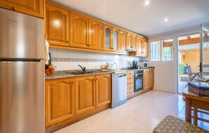 Fridge, microwave, oven, stovetop - 4 bedroom lovely home in Port d'Alcúdia (Port d'Alcúdia)