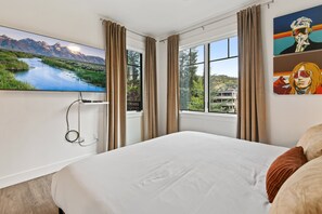 3 bedrooms, desk, iron/ironing board, travel cot