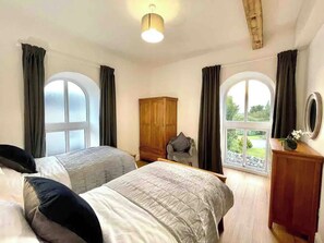 6 chambres, fer et planche à repasser, lit parapluie, Wi-Fi