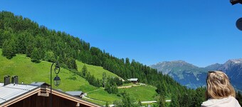 La Plagne 1800 Chalet sleeps 10 close to slopes and lifts.