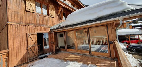 La Plagne 1800 Chalet sleeps 10 close to slopes and lifts.