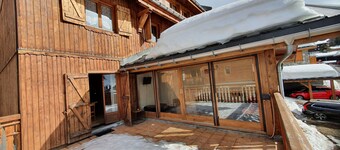 La Plagne 1800 Chalet sleeps 10 close to slopes and lifts.